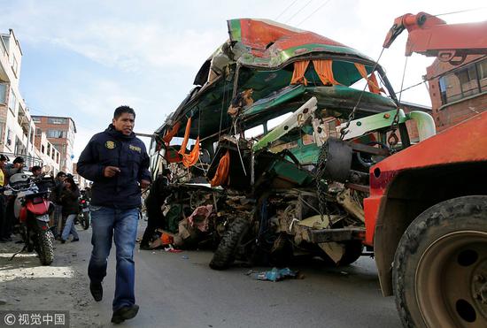 玻利维亚两公车迎头相撞 已致22人死亡37人受伤