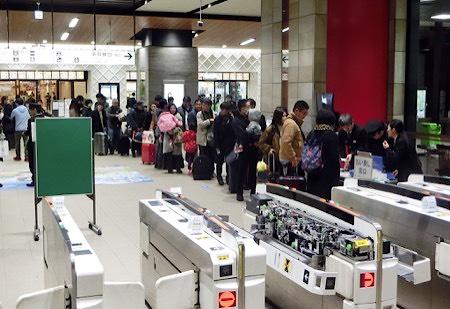 日本新干线因地震困隧道 280名乘客淡定等半小时