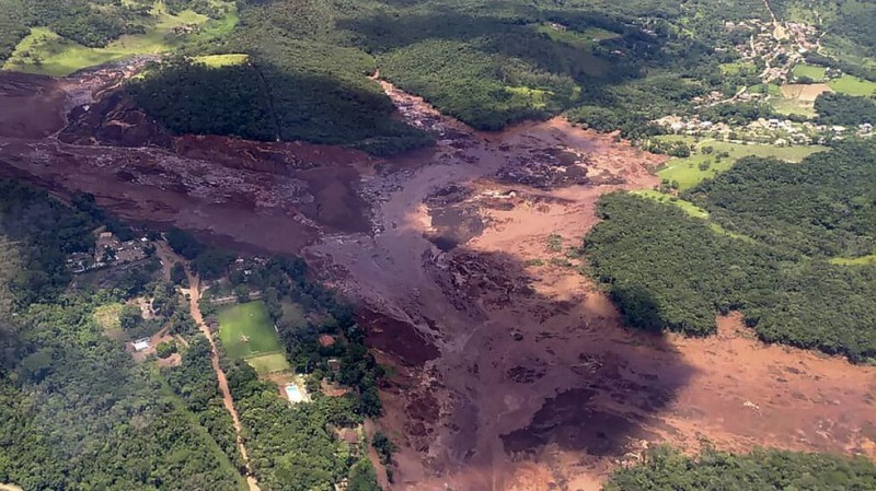 巴西一铁矿大坝爆裂 淤泥困住几十人约200人失踪