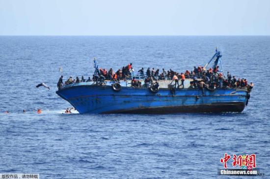 【蜗牛棋牌】西班牙海岸卫队救起数百名试图偷渡到欧洲的船民