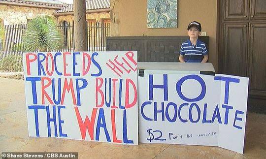 美国7岁男孩售卖热巧克力为特朗普建墙筹钱走红
