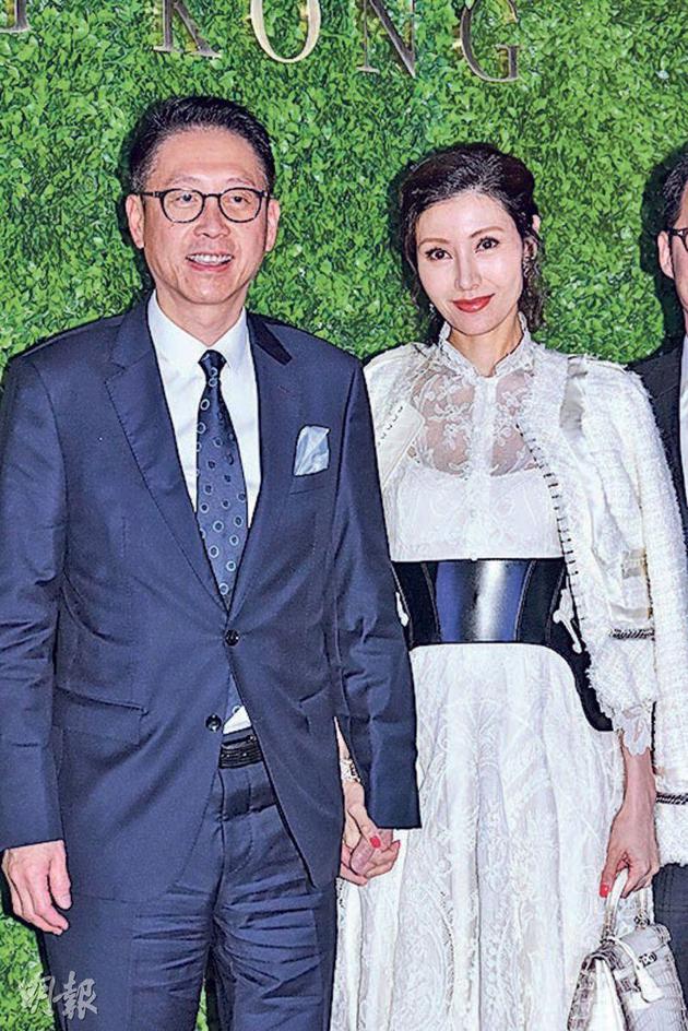 许晋亨牵李嘉欣出席活动秀恩爱 前妻何超琼同场