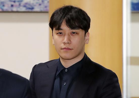 【蜗牛棋牌】韩艺人胜利因涉挪用夜店公款接受调查 历时16小时