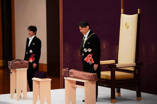 日本新天皇刚刚即位 首先面临两大困扰