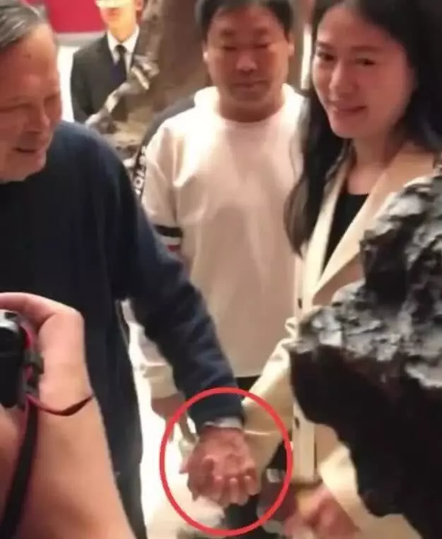 【蜗牛棋牌】杨振宁翁帆罕见现身画展 夫妻俩十指紧扣恩爱同框