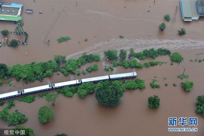 印度暴雨导致铁路轨道积水 约1000人受困在火车内