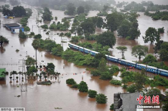 印度暴雨致铁轨积水 700名乘客经8小时救援后脱困