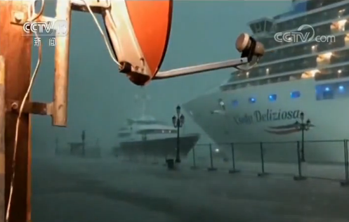意大利威尼斯邮轮暴风雨中险些撞岸 所幸及时转向