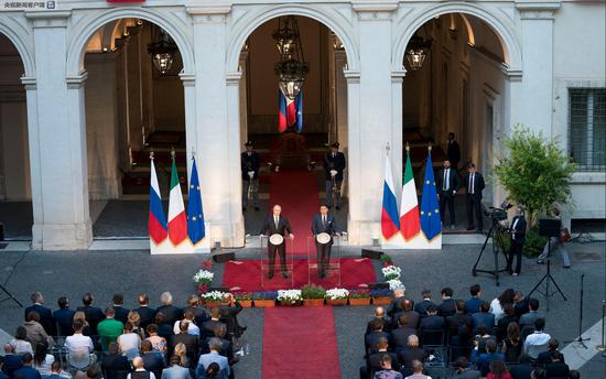 俄总统普京访问意大利 呼吁利比亚冲突各方停火