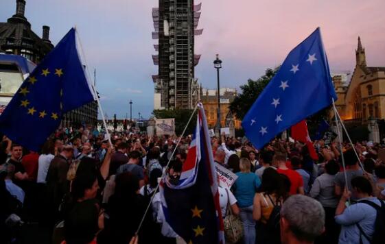 英国首相议会休会决定引众怒 超百万人签名反对