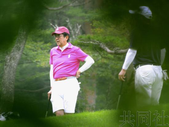 【蜗牛棋牌】安倍度假期间再打高尔夫 自称