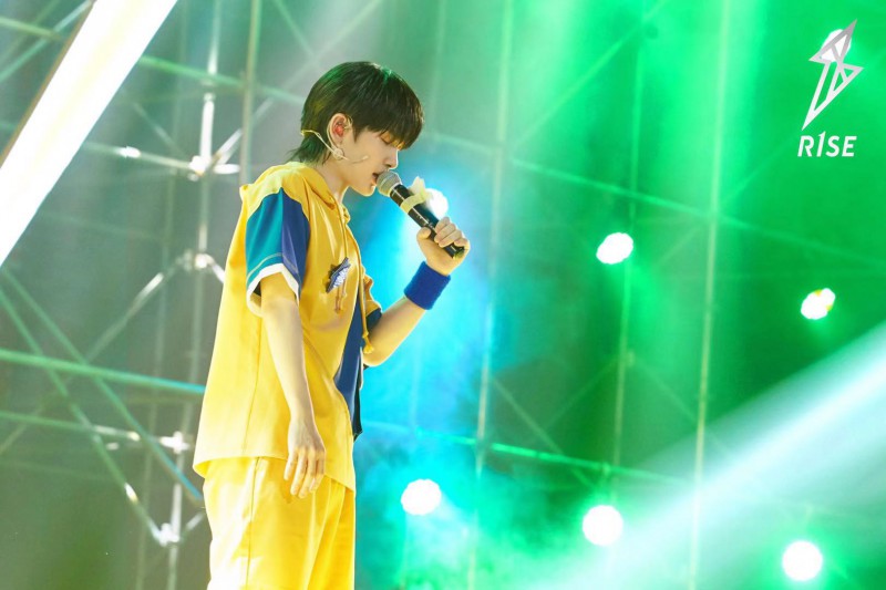 R1SE周震南何洛洛夏之光出席见面会 帅气亮相现场惊喜不断