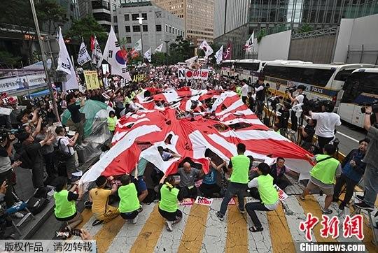 日本将韩国从“白名单”中删除 韩政府酝酿回击