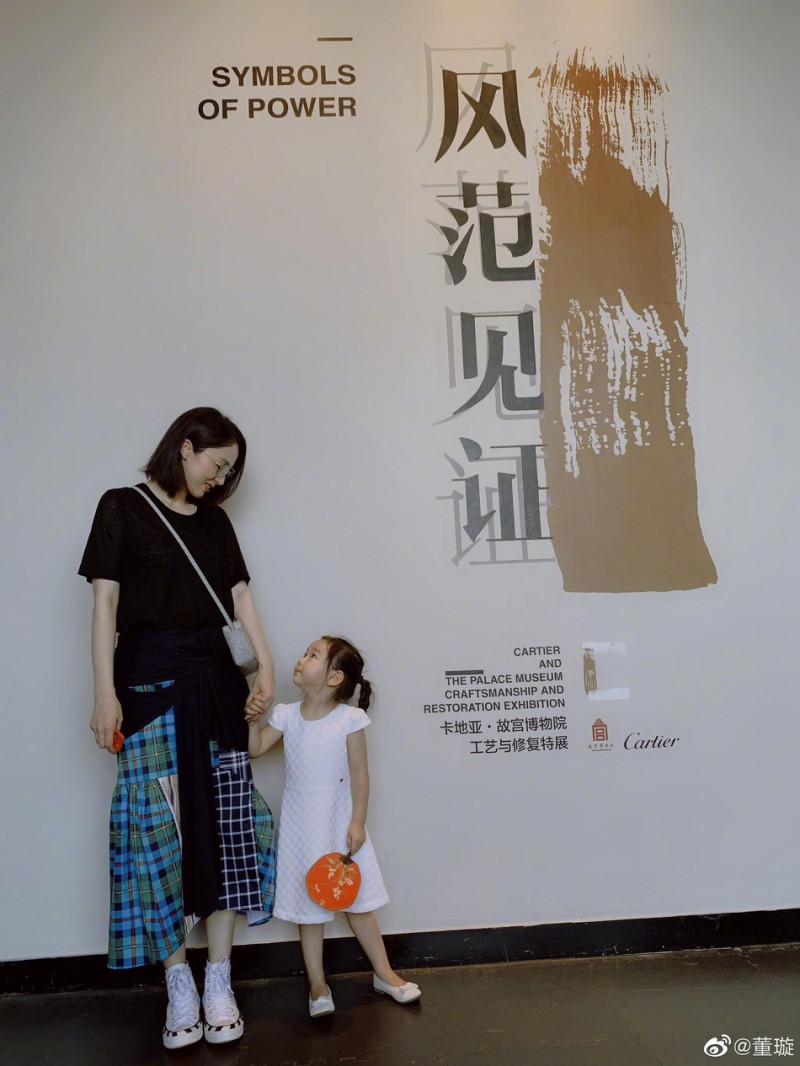 【蜗牛棋牌】董璇离婚后带女儿看展览 女儿五官超像高云翔