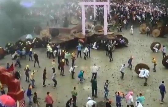印度举行传统扔石节以取悦神明 超120人被砸伤
