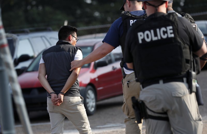 美执法人员一次逮捕近700无证移民 创州历史之最