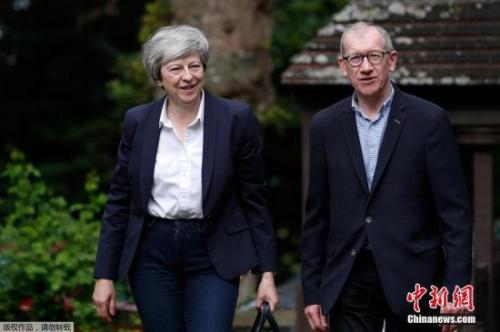 【蜗牛棋牌】不再理脱欧 特蕾莎-梅穿休闲装与丈夫乘船度假