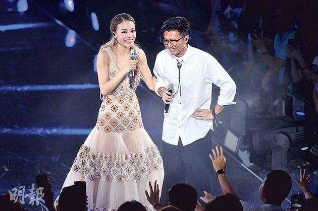 【蜗牛棋牌】容祖儿演唱会演唱王菲金曲 嘉宾谢霆锋无力招架