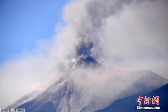 俄堪察加半岛舍维留奇火山喷发 灰柱高达4000米