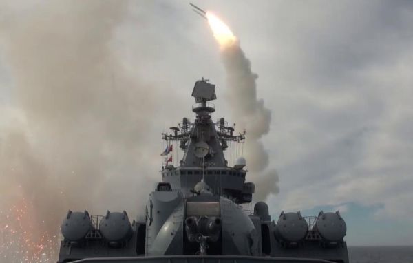 俄军“瓦良格”号巡洋舰鄂霍茨克海实弹打靶(图)
