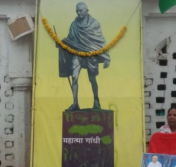 外媒：印度国父甘地骨灰被盗 照片上被写“叛徒”