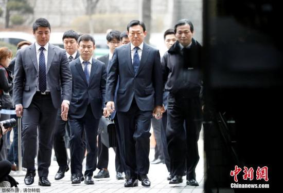 涉“亲信干政”事件 韩国乐天集团会长被判缓刑