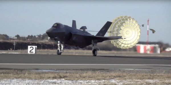 挪威抱怨F-35隐身战机减速伞故障太多 需重新设计