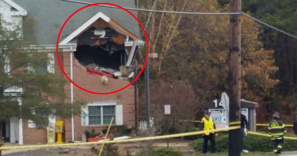 美国一辆跑车冲进商业楼二层 车内2人死亡(图)