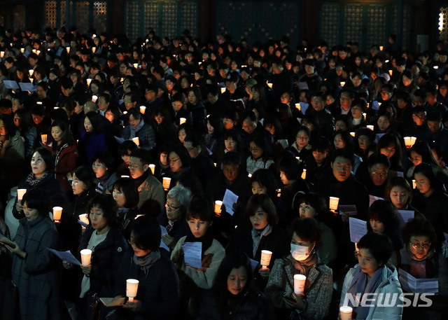 韩国高考来了 55万人报名家长学生举蜡烛连夜祈祷