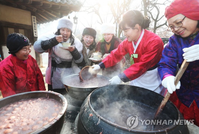 韩国人开心过冬至:大锅分红豆粥 市民排队喝(图)