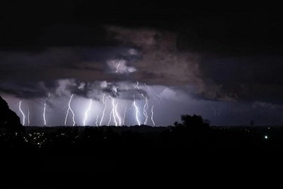 新西兰遭遇雷暴 致部分电话网络通讯中断