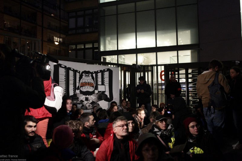 【蜗牛棋牌】“黑五”当天 巴黎示威者围堵亚马逊总部大楼