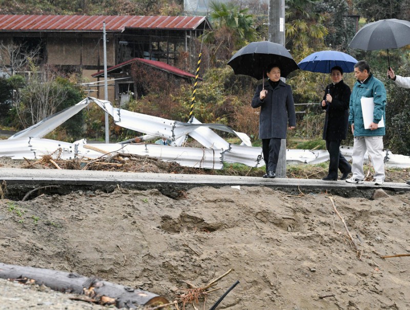 日本天皇即位后首访台风受灾地 带皇后撑伞走泥地