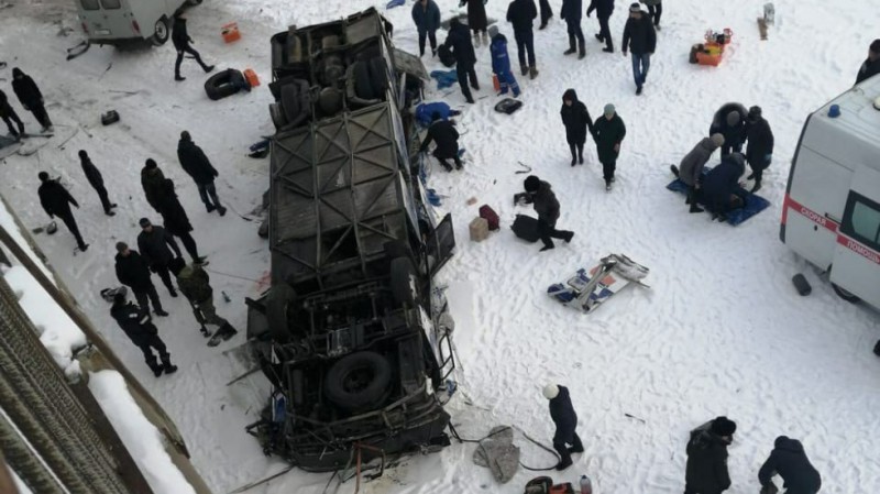 俄罗斯大巴从6米高桥上坠河 19死21伤(图)