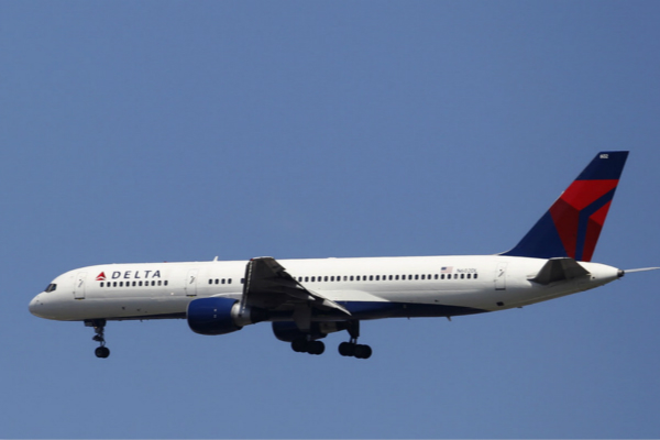 【蜗牛棋牌】美波音客机发生故障空中放油 地面17名儿童受伤