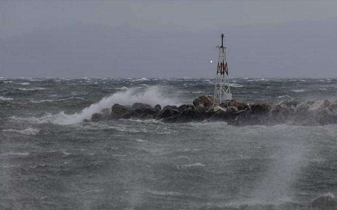 风大浪高 一货轮在希腊海域失去控制有22名船员