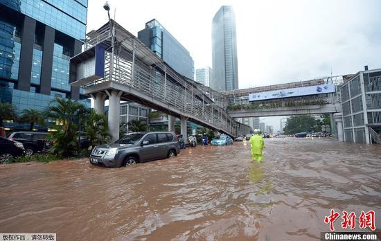 印尼雅加达跨年夜暴雨引发洪灾 已致21人死亡