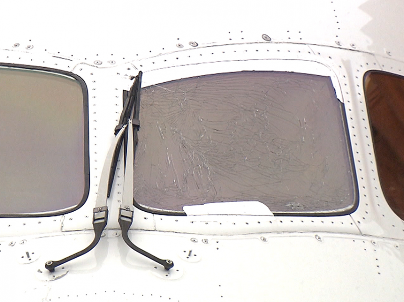 日航波音787飞上海 起飞滑行途中驾驶舱玻璃开裂