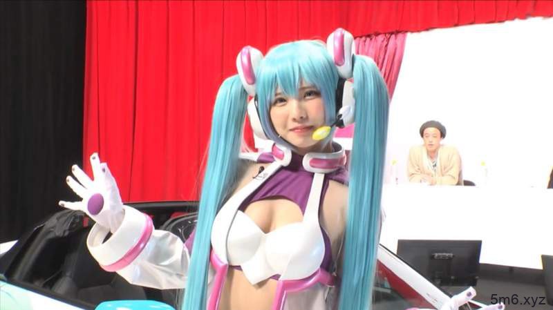 【蜗牛棋牌】えなこCosplay矢吹健太朗绘制初音形象 高度还原可爱初音
