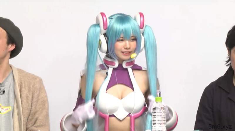 【蜗牛棋牌】えなこCosplay矢吹健太朗绘制初音形象 高度还原可爱初音