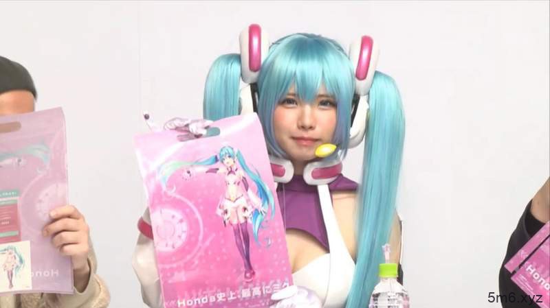 【蜗牛棋牌】えなこCosplay矢吹健太朗绘制初音形象 高度还原可爱初音