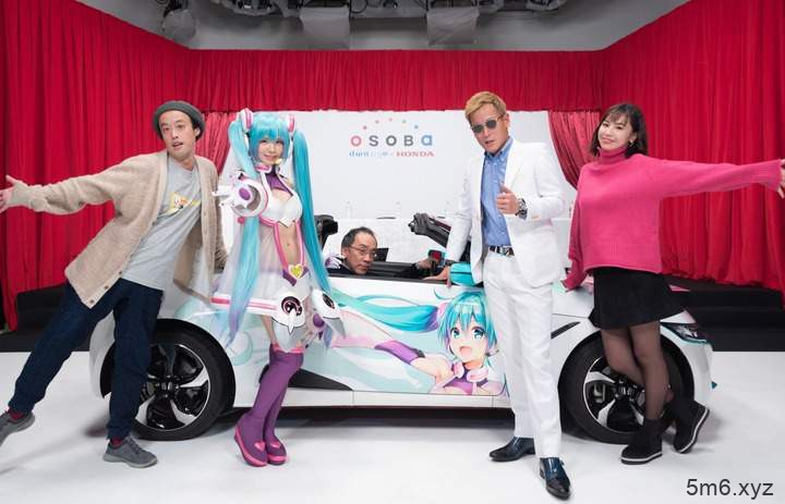 【蜗牛棋牌】えなこCosplay矢吹健太朗绘制初音形象 高度还原可爱初音