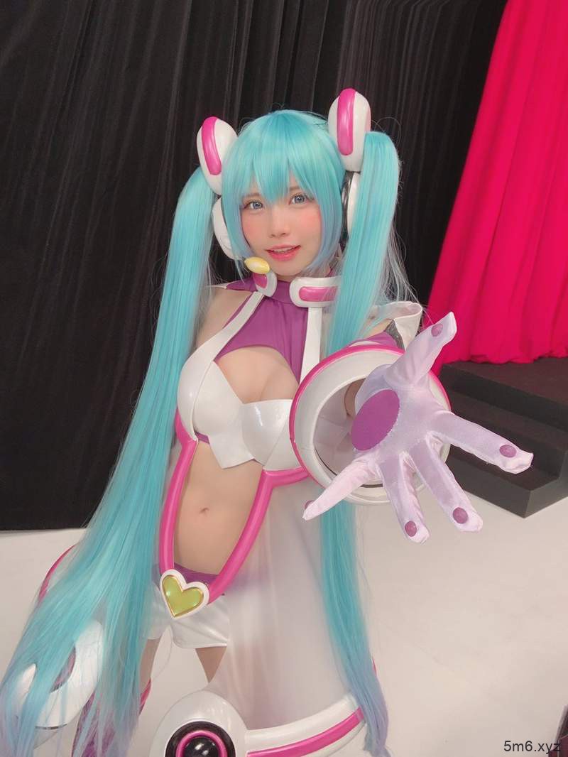 【蜗牛棋牌】えなこCosplay矢吹健太朗绘制初音形象 高度还原可爱初音