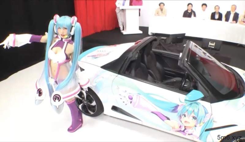 【蜗牛棋牌】えなこCosplay矢吹健太朗绘制初音形象 高度还原可爱初音