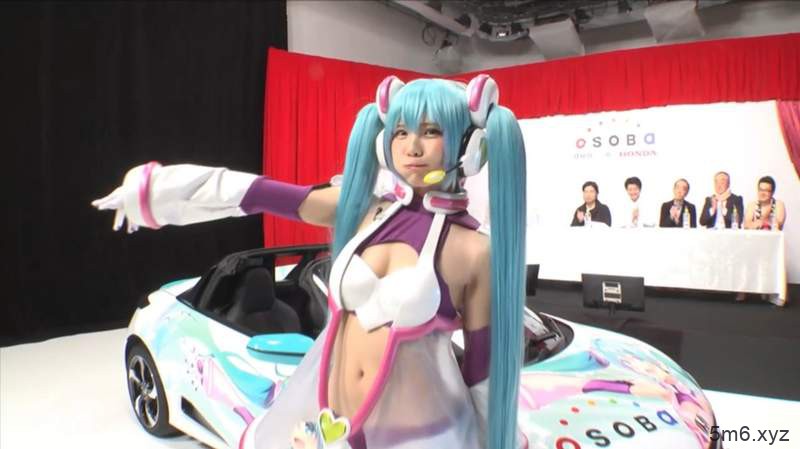 【蜗牛棋牌】えなこCosplay矢吹健太朗绘制初音形象 高度还原可爱初音