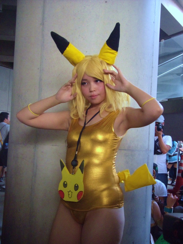 穿着暴露到已经快要走光 女Coser让人眼睛不知道要看哪里啦