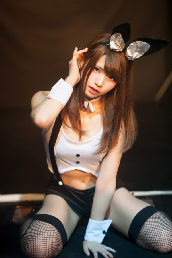 【蜗牛棋牌】日本性感Coser生日摄影会尺度大放送 扮成兔女郎让大家随便拍