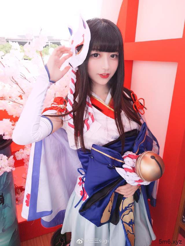 【蜗牛棋牌】正妹三三sugiCostume Play美少女LO娘漂亮到就跟洋娃娃一样
