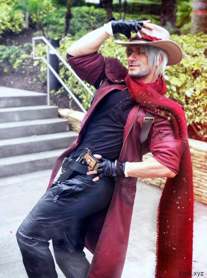 【蜗牛棋牌】肌肉帅哥Cosplay《恶魔猎人5》 腹肌男Leon Chiro角色扮演帅呆了