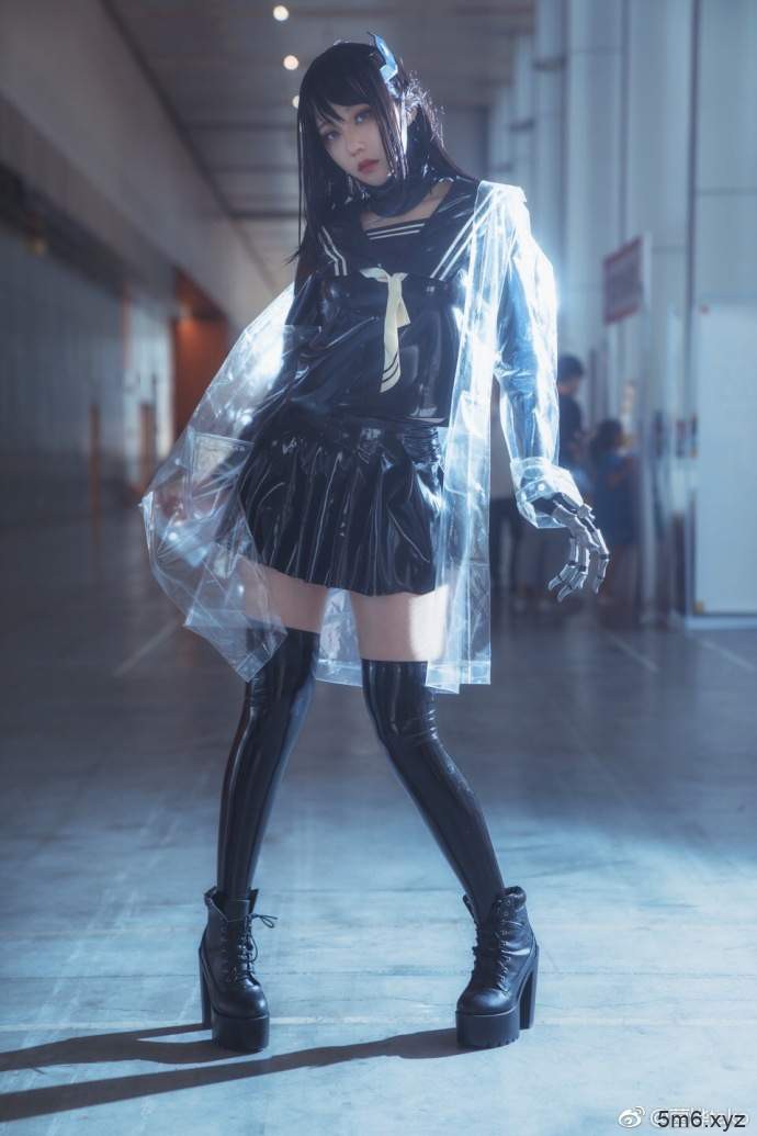 【蜗牛棋牌】Coser美女菌烨TAKO 17岁少女穿乳胶衣性感爆棚